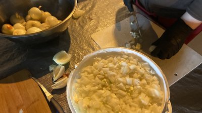 У Полтаві для військових готують фірмовий український борщ