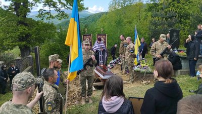 На Закарпатті попрощалися із полеглим захисником Юрієм Карпинцем На Закарпатті попрощалися із полеглим захисником Юрієм Карпинцем