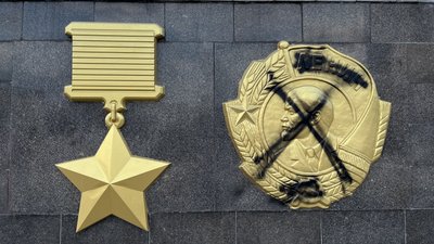 В Одесі на площі 10 Квітня розмалювали барельєфи Леніна