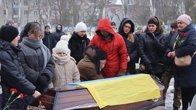 На Кіровоградщині у Світловодській громаді попрощалися з військовим Олександром Бєлих На Кіровоградщині у Світловодській громаді попрощалися з військовим Олександром Бєлих