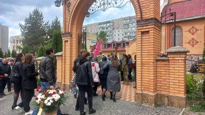 У Сумах попрощалися з військовослужбовцем Ярославом Стародубом У Сумах попрощалися з військовослужбовцем Ярославом Стародубом