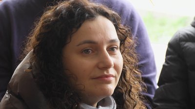 У перший день війни Ольга Стефанишина евакуювалась до Хмельницького з Запоріжжя. Вона одна з 80 внутрішньо переміщених осіб з порушенням слуху, які живуть на Хмельниччині. Ольга сказала, що пішла на зустріч, аби поспілкуватись й отримати інформацію. У перший день війни Ольга Стефанишина евакуювалась до Хмельницького з Запоріжжя. Вона одна з 80 внутрішньо переміщених осіб з порушенням слуху, які живуть на Хмельниччині. Ольга сказала, що пішла на зустріч, аби поспілкуватись й отримати інформацію.