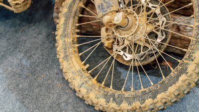 ДТП на Чернігівщині: мотоцикліст не впорався з керуванням на ґрунтовій дорозі та впав