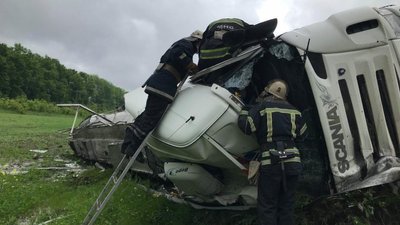 Біля Вінниці перекинулася вантажівка: водій травмувався Біля Вінниці перекинулася вантажівка: водій травмувався