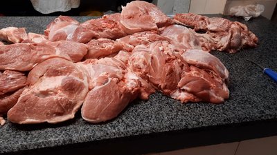 На ринку люди купують до свят м'ясні вироби На ринку люди купують до свят м'ясні вироби