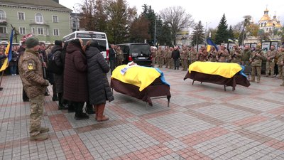 З військовими Михайлом Лебедевим та Олександром Юхимцем попрощалися у Рівному З військовими Михайлом Лебедевим та Олександром Юхимцем попрощалися у Рівному