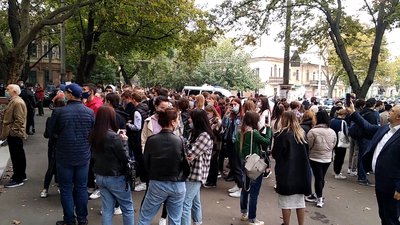 В центрі Одеси "мінували" одну з виборчих дільниць В центрі Одеси "мінували" одну з виборчих дільниць