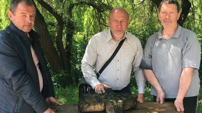 У Стрипі на Тернопільщині знайшли кам'яний хрест У Стрипі на Тернопільщині знайшли кам'яний хрест