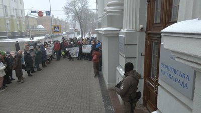 У Чернігові під стінами міськради батьки школярів протестували проти дистанційної освіти