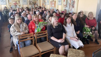 Концерт в легендарній Чорнобаївці. Артисти херсонського театру відвідали жителів деокупованого села Концерт в легендарній Чорнобаївці. Артисти херсонського театру відвідали жителів деокупованого села