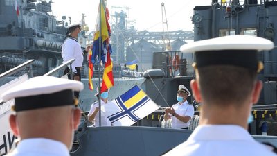 На буксирі ВМС, який був у полоні РФ, підняли кримськотатарський прапор