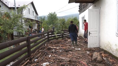 Село Розтоки - дорогу розмило, будинки підтопило. Негода на Прикарпатті Село Розтоки - дорогу розмило, будинки підтопило. Негода на Прикарпатті