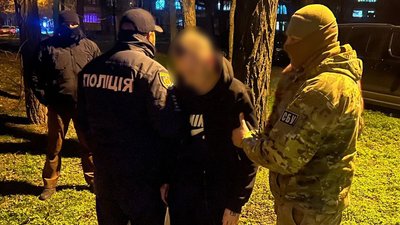 Правоохоронці затримують підозрюваного чоловіка