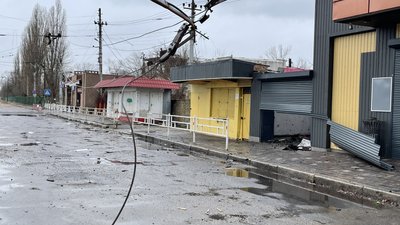 Херсон знову під обстрілами військових РФ: пошкоджена лікарня, магазин та дорога Херсон знову під обстрілами військових РФ: пошкоджена лікарня, магазин та дорога