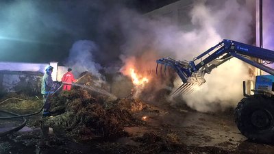 Три з половиною години гасили рятувальники вогонь на фермі на Закарпатті Три з половиною години гасили рятувальники вогонь на фермі на Закарпатті
