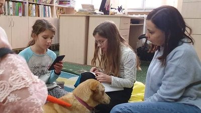 Організували читання із собаками. У Чернівецькій області розпочали сеанси з каністерапії для дітей Організували читання із собаками. У Чернівецькій області розпочали сеанси з каністерапії для дітей