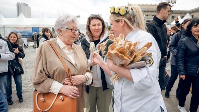 "Україна дякує полякам". Одеситка роздала 10 000 пряників на фестивалі у Варшаві