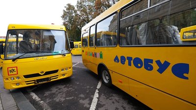 Громади Львівщини отримали 21 новий шкільний автобус Громади Львівщини отримали 21 новий шкільний автобус