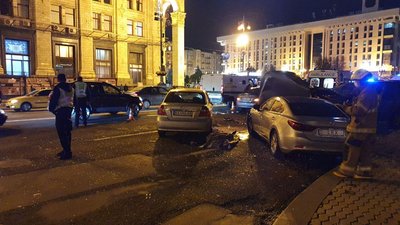 У Києві на Майдані водій Land Rover в'їхав у натовп, двоє людей загинуло. Що відомо У Києві на Майдані водій Land Rover в'їхав у натовп, двоє людей загинуло. Що відомо