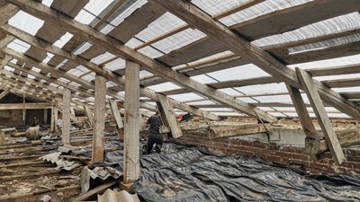 "Зривало дахи та ламало дерева": у місті на Полтавщині тиждень ліквідовують наслідки буревію "Зривало дахи та ламало дерева": у місті на Полтавщині тиждень ліквідовують наслідки буревію