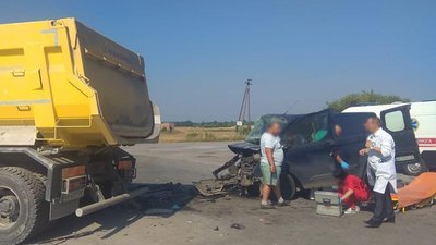 На Житомирщині зіткнулися вантажівка та бус – одна людина загинула