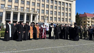 В Ужгороді освятили вісім тисяч пасок для військових В Ужгороді освятили вісім тисяч пасок для військових