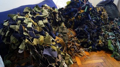 «Гобелени війни». У музеї на Львівщині «з нуля» плетуть маскувальні сітки – фоторепортаж «Гобелени війни». У музеї на Львівщині «з нуля» плетуть маскувальні сітки – фоторепортаж