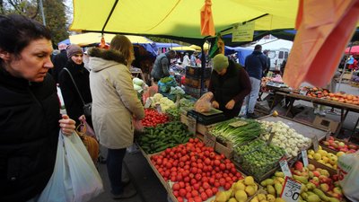 Люди купують фрукти та овочі на ринку у Києві, базар, торгівля