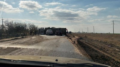 Під Миколаєвом перевернувся сміттєвоз. Автівка перекрила трасу Т 1507
