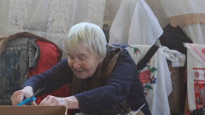 Волонтерка Людмила Фадєєва робить заготовки до окопних свічок Волонтерка Людмила Фадєєва робить заготовки до окопних свічок