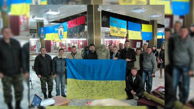 Професор Євген Луняк з побратимами. Чернігів. Донбас Професор Євген Луняк з побратимами. Чернігів. Донбас