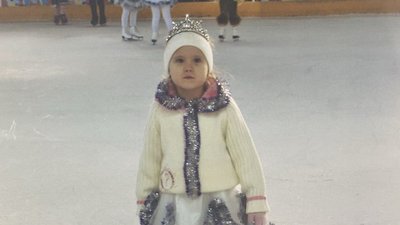 "Фігурне катання не відпускало": спортсменка з Одеси катається на ковзанах посеред міста "Фігурне катання не відпускало": спортсменка з Одеси катається на ковзанах посеред міста