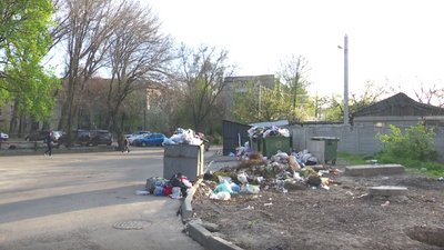 Люди скаржаться, міська влада не реагує: у Дніпрі мешканці будинку потерпають через смітник