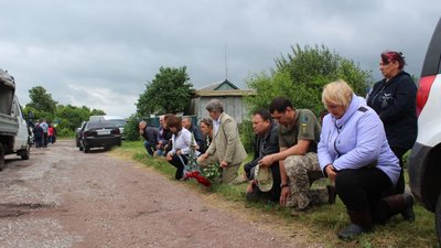 На Сумщині попрощалися з загиблим від рук російських військових Сергієм Дермельовим На Сумщині попрощалися з загиблим від рук російських військових Сергієм Дермельовим