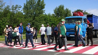 Зникли трудові книжки: на Харківщині люди перекривали трасу