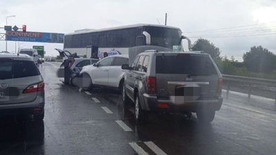 Поблизу Львова зіткнулися чотири авто та автобус: рух ускладнений