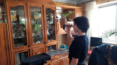Євгенія Дінаковська фіксує пошкодження в будинкула Євгенія Дінаковська фіксує пошкодження в будинкула