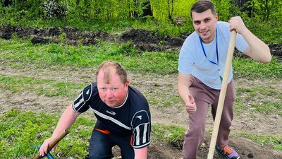 Учасники акції садять дерева Учасники акції садять дерева