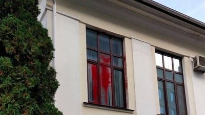 У Сумах облили фарбою офіс ОПЗЖ