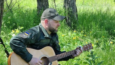 Нацгвардієць, який співає Нацгвардієць, який співає