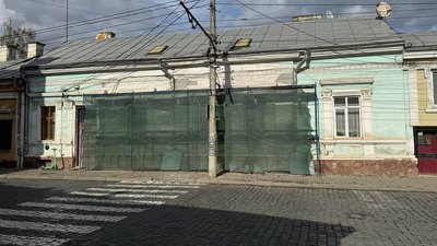 Будинок на вулиці Гетьмана Петра Сагайдачного, 39, де самовільно ремонтують фасад