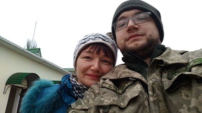 "Дивилася на телефон, і благала, щоб син вижив": історія мами полоненого азовця, яка проживає у Вінниці "Дивилася на телефон, і благала, щоб син вижив": історія мами полоненого азовця, яка проживає у Вінниці
