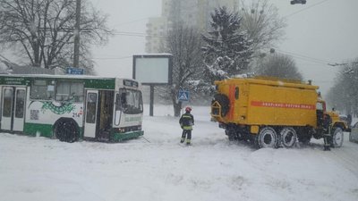 Зі снігового замету на Волині рятувальники дістали 13 машин