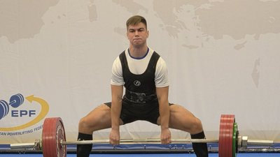Артем Бакляк на змаганнях з паверліфтингу.