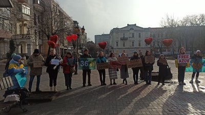 "Не мовчи! Полон вбиває": у Вінниці пройшла акція на підтримку військовополонених "Не мовчи! Полон вбиває": у Вінниці пройшла акція на підтримку військовополонених