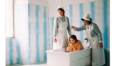 Vogue відповів на критику за обкладинку з оголеною моделлю у психлікарні