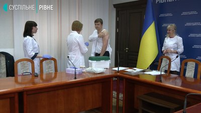 "Вакциночелендж": голова Рівненської ОДА зробив щеплення і "кинув виклик" Закарпаттю