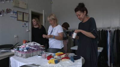 В Івано-Франківську переселенців навчали виготовляти іграшки із вживаного одягу В Івано-Франківську переселенців навчали виготовляти іграшки із вживаного одягу