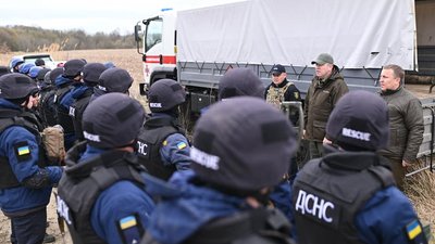 Черкаські піротехніки обстежують поля на наявність вибухівок Черкаські піротехніки обстежують поля на наявність вибухівок