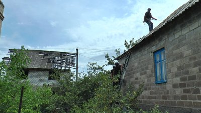 Рятувальники ДСНС ремонтують будинки у прифронтових містах